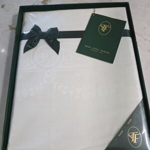 NWT Thomas Ferguson Irish Linen Damask Tablecloth And Napkin Set